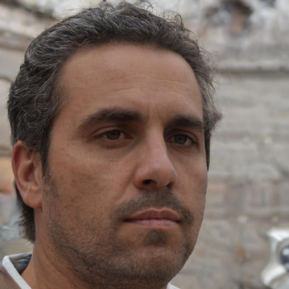 Portrait de Marc Dubois, formateur expert en manucure